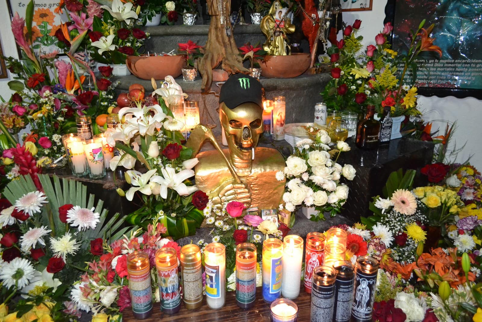Santa Muerte: Santuario en Santa Ana Chapitiro, cerca de Pátzcuaro, Michoacán