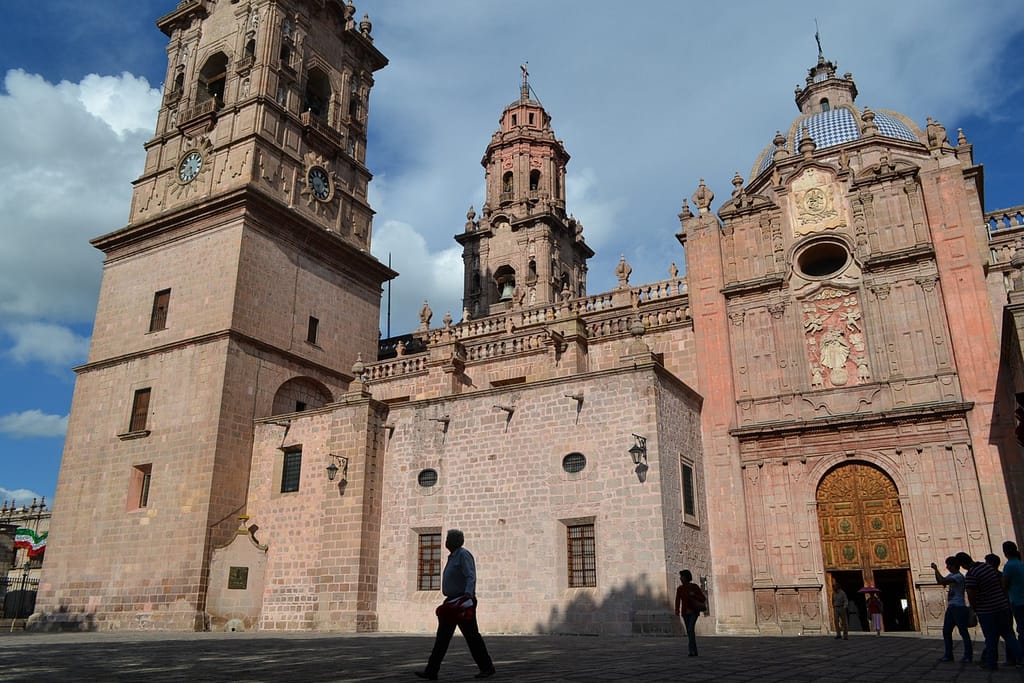 portada lateral de la catedral de Morelia