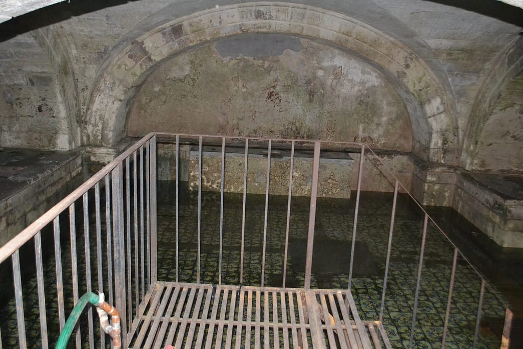 Acceso de las criptas de del ex convento del Carmen