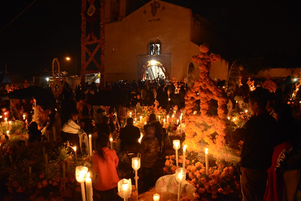 Templo y camposanto de Arócutin