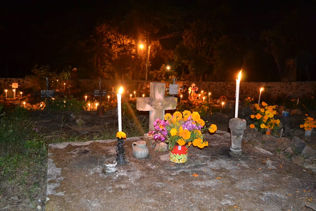 Panteón Isla de Yunuen en el lago de Pátzcuaro