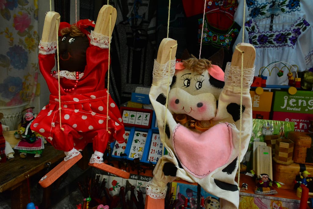 Varias de productos en el Mercado de Dulces y Artesanías en Morelia