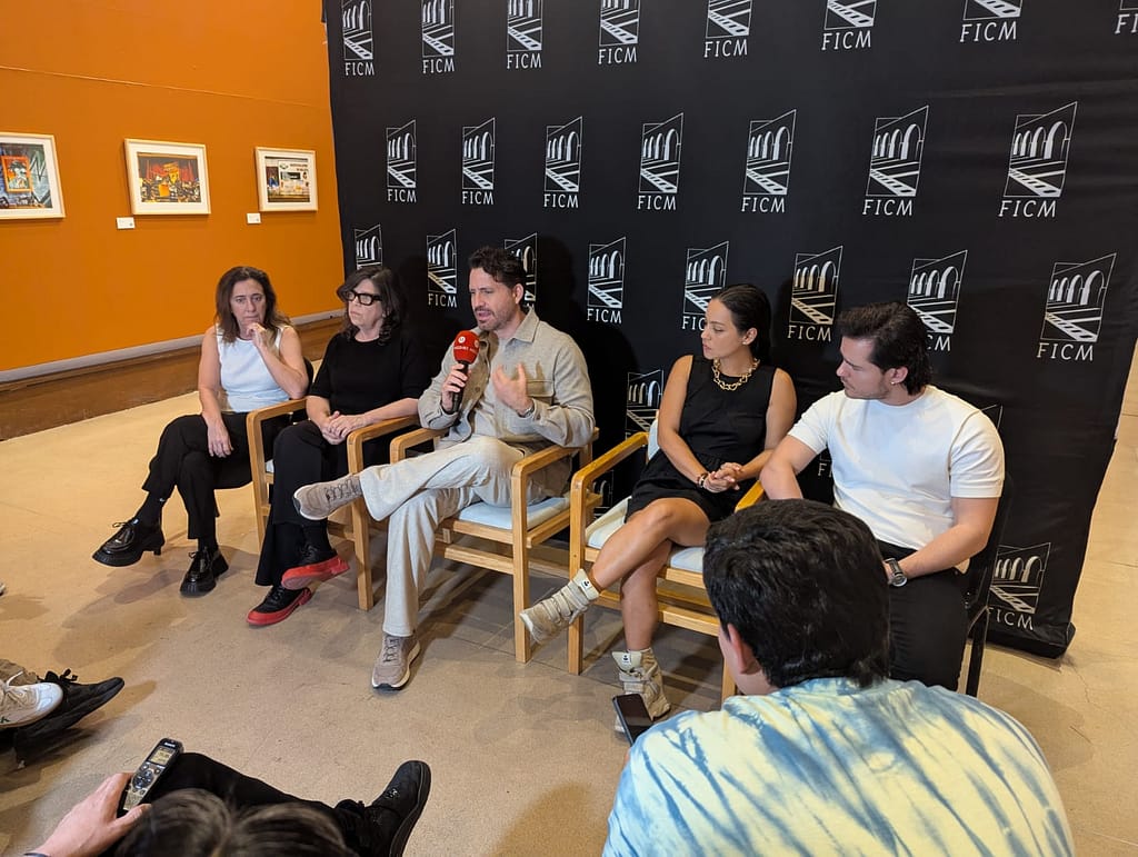 rueda de prensa con los actores de la película Aún es de Noche en Caracas