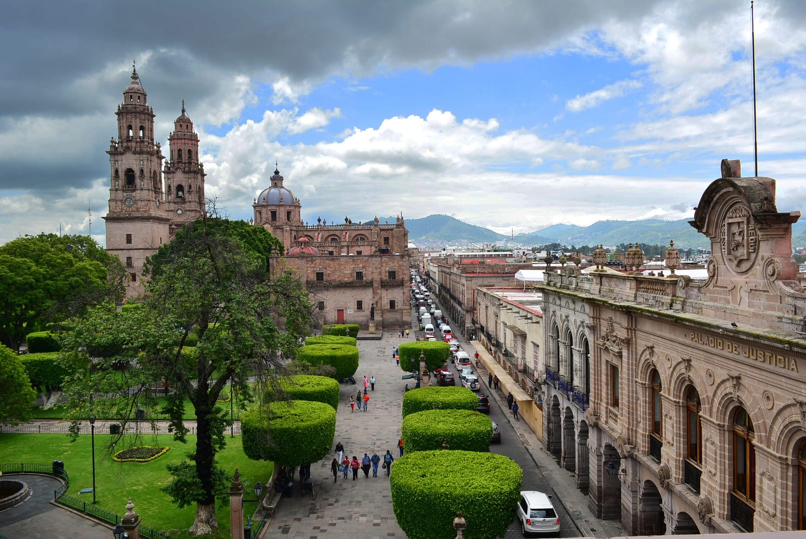 panorámica catedral de Morelia y plaza de armas