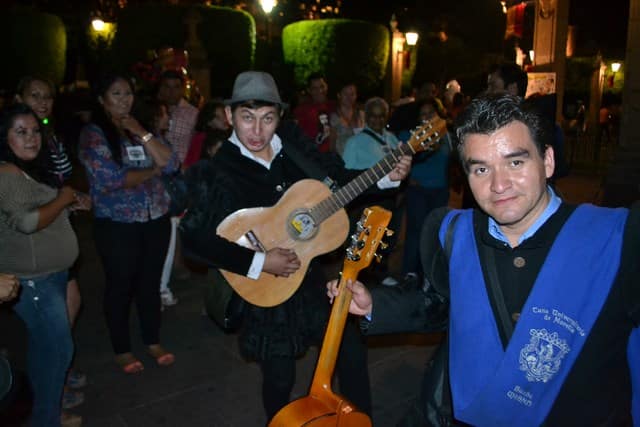 En ocasiones las Tunas o estudiantinas acompañan en algunos recorridos de leyendas