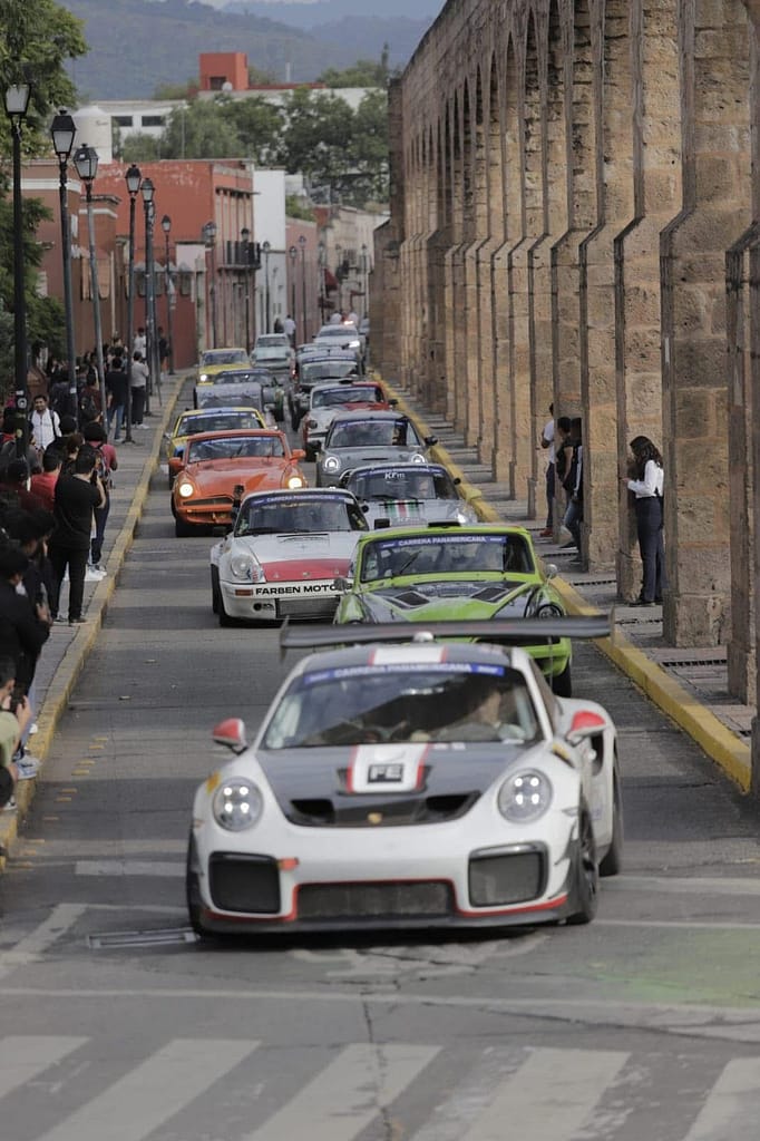 Autos de la Carrera Panamericana circulando por el Acueducto de Morelia 