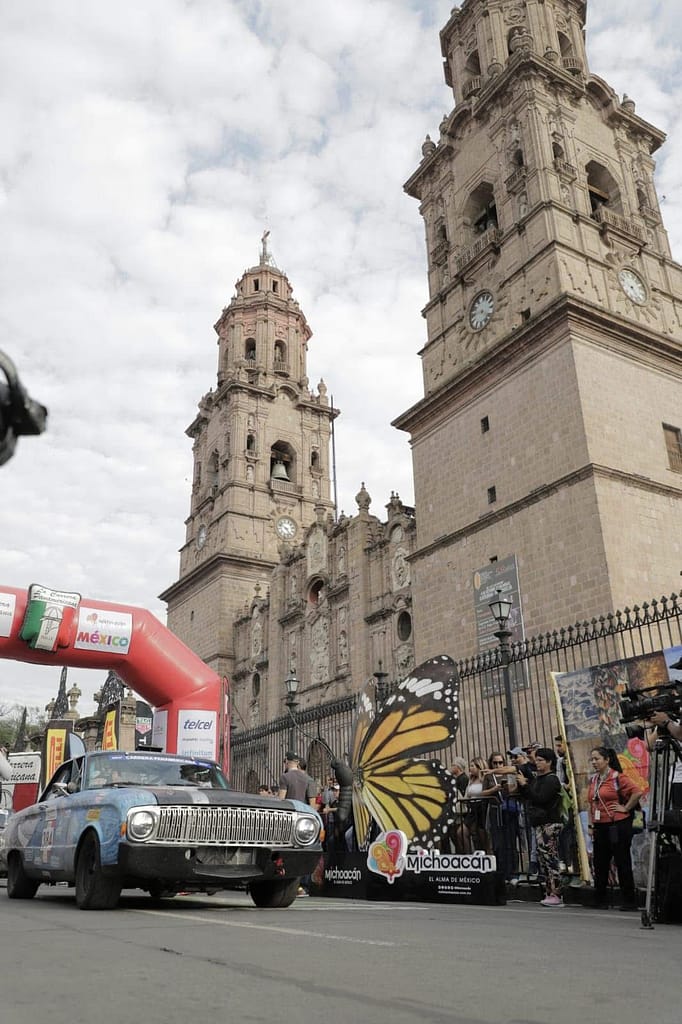 Autos de la carrera panamericana frente a la Catedral de Morelia