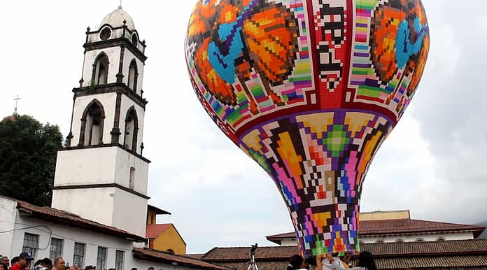 Globos de cantoya elevándose durante el Festival del Globo en Paracho Michoacán