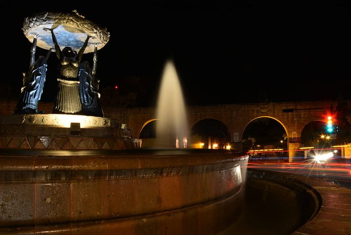 Fuente de las tarascas en Morelia de noche