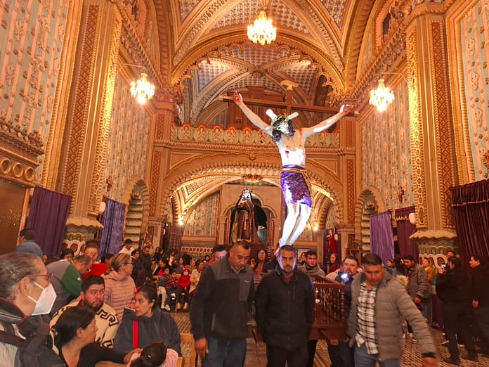 Procesión de los Cristos en Tlalpujahua,