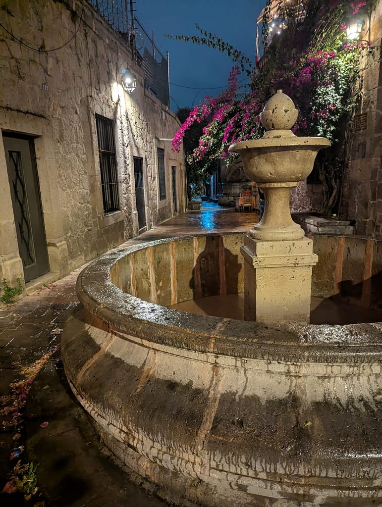 Callejón de Morelia en la noche